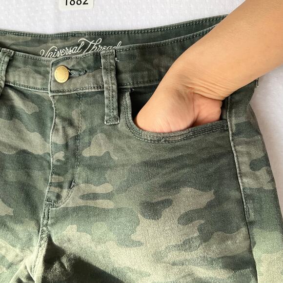 Universal Thread Women’s Frayed Denim Shorts size 0/25, Camo Green - Picture 7 of 10